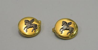 null HERMÈS Paris. Paire de boutons de manchette en métal doré ornés d'un cheval...