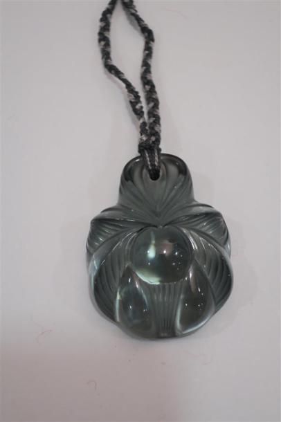 null LALIQUE FRANCE. Pendentif en cristal gris simulant une pensée. Cordon en soie...