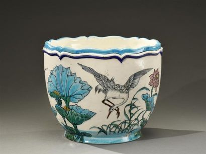 null Théodore Deck (1823-1891). Cache-pot en céramique polychrome à décor d'échassiers...