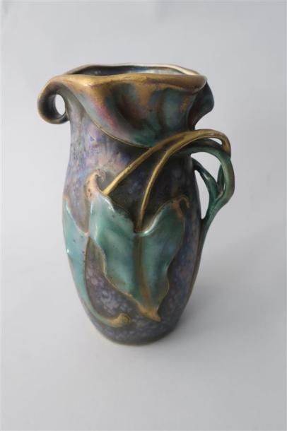 null Amphora.
Vase de forme bombée en céramique irisée dans les tons de bleu vert...