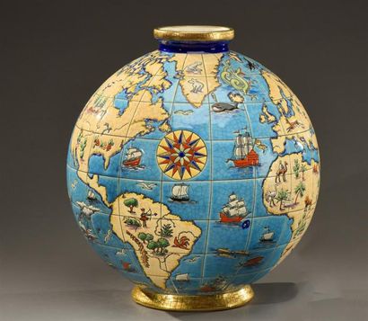 null Longwy / Maurice Paul Chevallier 
Vase boule modèle " Atlas " en céramique à...