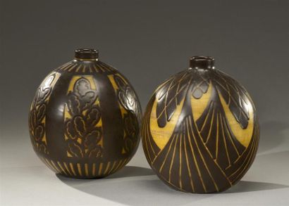 null Charles Catteau (1880-1966) pour Keramis.
Deux vases de forme boule à petit...