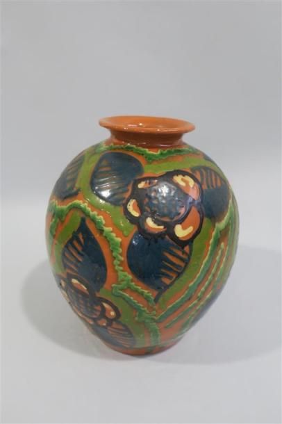 null Savoie Vase de forme boule à deux anses en céramique polychrome à décor floral...