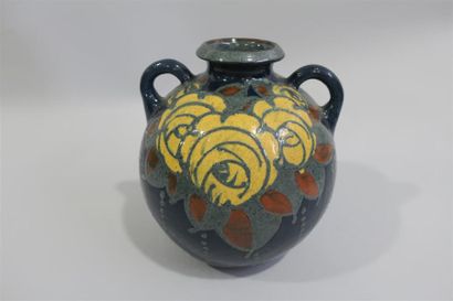 null Savoie Vase de forme boule à deux anses en céramique polychrome à décor floral...