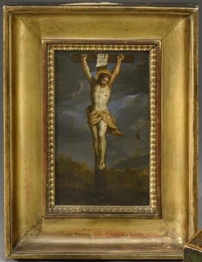 null Ecole française vers 1630. Christ en croix sur fond de village animé. Huile...