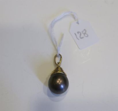 Pendentif orné d'une perle gris (diamètre...
