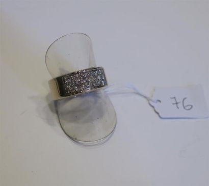 Large anneau en or gris 18K (750/oo) centré...