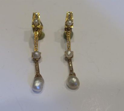 null Paire de pendants d'oreilles en or jaune 18K (750/oo) ornés de perles fines...