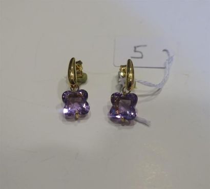 null Paire de pendants d'oreilles en or jaune 18K (750/oo) ornés d'améthystes de...