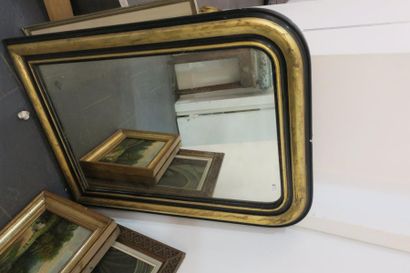 null Miroir de style Louis Philippe, cadre noir et or.