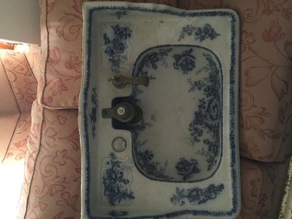 null Une vasque de toilette en porcelaine, avec son support en fonte d'origine