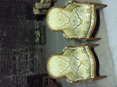 Une paire de fauteuils style Louis XV, garnis...