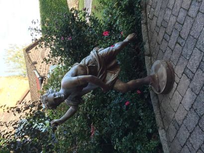  Importante statue en fonte relaquée. Hercule fuyant le jardin des Hespérides avec...
