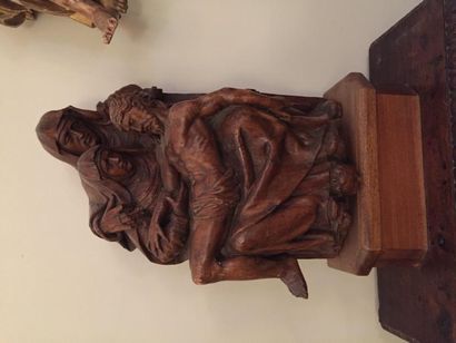  Grande pietà trinitaire en bois sculpté, représente Sainte Anne et la Vierge assises...