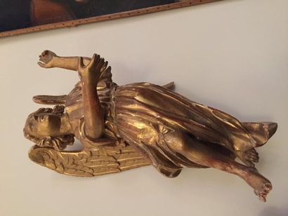  Important ange, les mains écartées, vêtu d’une tunique à plis, bois sculpté et doré....