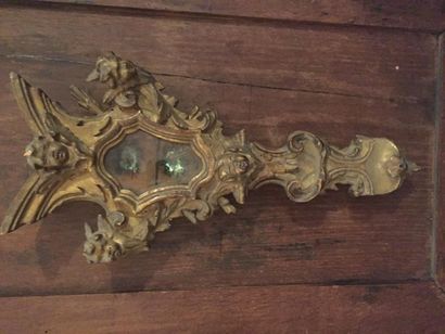  Reliquaire en bois sculpté doré, orné de feuillages et têtes d’angelots. 
XVIIIème...