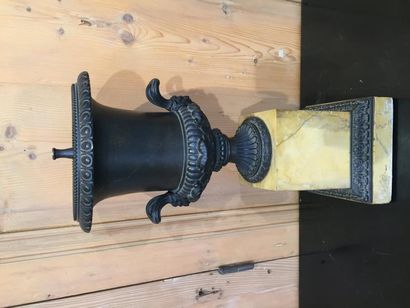  Vase Médicis en bronze patiné à l’antique orné de feuillages, têtes de satyre, godrons,...