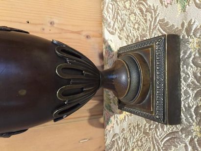  Paire de vases balustres en bronze patiné à l’antique orné de goudrons, feuillages,...