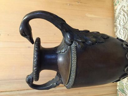 null Paire de vases balustres en bronze patiné à l’antique orné de goudrons, feuillages,...