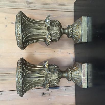  Paire de vase Médicis en bois sculpté et doré orné de feuilles d’acanthe. 
XIXème...