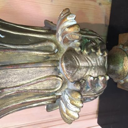  Paire de vase Médicis en bois sculpté et doré orné de feuilles d’acanthe. 
XIXème...