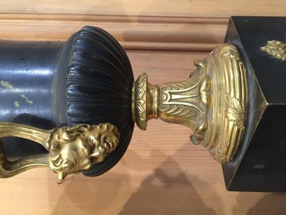 null Paire de grands vases Médicis en bronze patiné à l’antique et doré orné de feuillages...