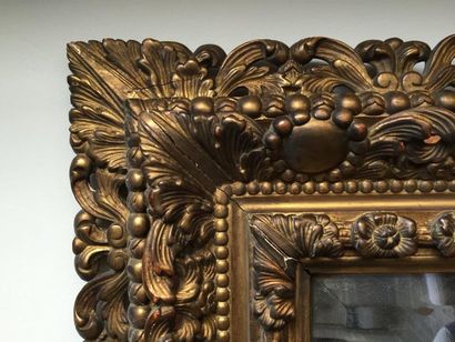 null Grand miroir en bois doré, sculpté, ajouré, orné de feuillages et fleurs.

XIXème...