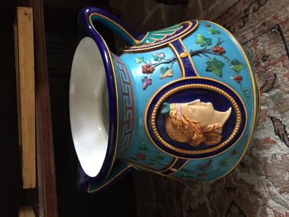 null Bordeaux Jules Vieillard., paires de caches pots balustres à décor polychrome...