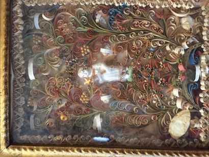 null Reliquaire en paperolles, cadre en bois doré.

XVIIIème siècle.

27.5 x 22c...