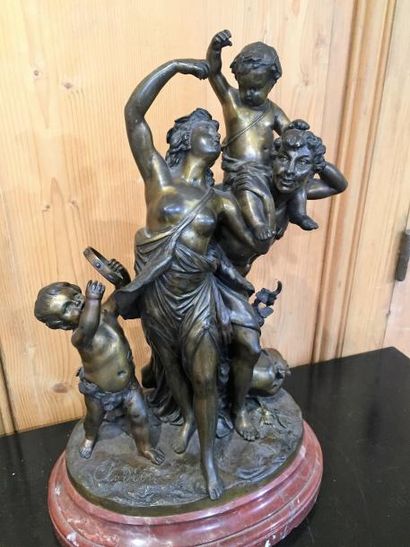 null CLODION, Bacchanale en bronze patiné couple, l’homme portant un enfant sur les...