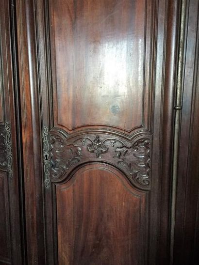 null Grande armoire en acajou mouluré et sculpté de rinceaux et feuillages, ouvre...