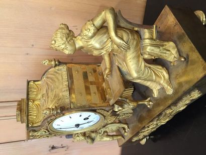 null Pendule en bronze ciselé doré représentant une jeune femme assise à son bureau,...