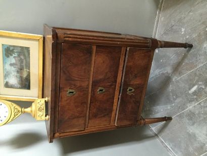 null Petite commode d’entre-deux en noyer et placage de noyer, montants, arrondis...