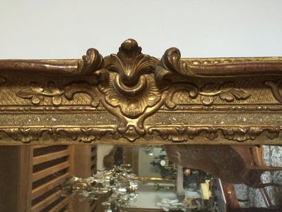 null Grand miroir en bois sculpté et redoré, encadrement de baguettes ornées de feuillages,...