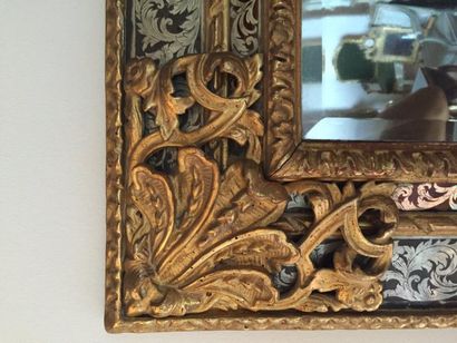  Grand miroir à parecloses, profil inversé, orné de baguettes, cartouches, coquilles...