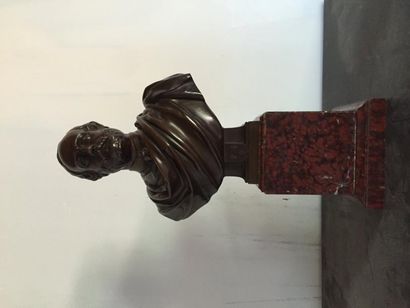 Jean Louis VERAY (1820-1920) le Comte de Chambord, buste en bronze patiné sur socle...
