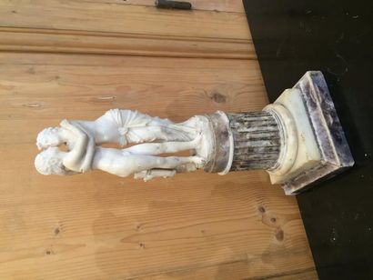  Le Baiser, sculpture en albâtre dans le style antique, reposant sur une colonne...