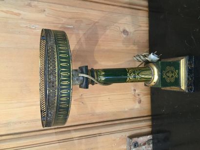 null Lampe quinquet en tôle peinte à fond vert olive et décor or de palmettes

XIXème...