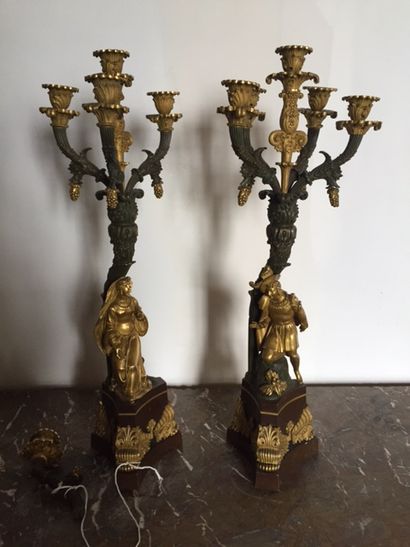 null Grande paire de candélabres en bronze doré et patiné, base triangulaire, supportant...