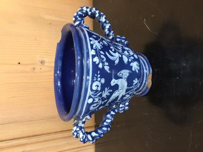 null Nevers, petit pot en faïence à fond bleu à décor à la bougie, anse torsadée.

Début...