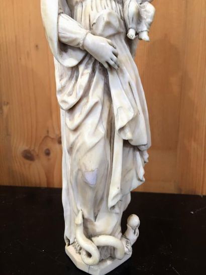 null Flandres, Vierge à l’Enfant terrassant le dragon, ivoire sculpté.

XVIIIème...