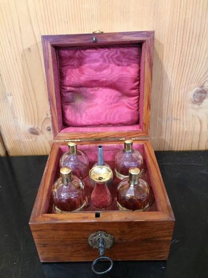 null Coffret à parfum en placage et marqueterie orné d’un château, garni de flacons...