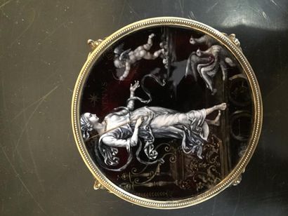 null Vide-poche en émail sur cuivre à décor de Vénus et Cupidon, monture argent,...