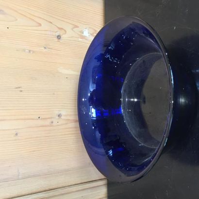 null Aiguière et bassin en verre bleu.

Début XIXème, Le Creusot ?.

H.31 cm