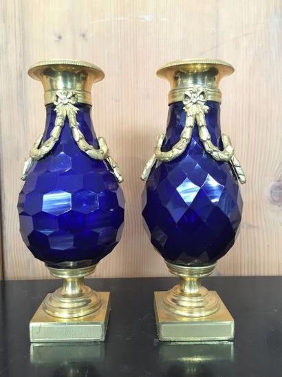 null Paire de vases en verre bleu à corps facetté, monture en bronze doré.

Fin XVIIIème...