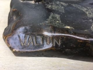 null Valton, d'après. Lionne blessée. Sculpture en bronze signée.