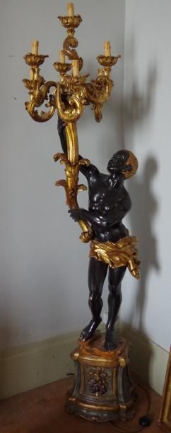 null Porte torchère en bois sculpté, peint noir et doré, maure couvert d’un pagne...