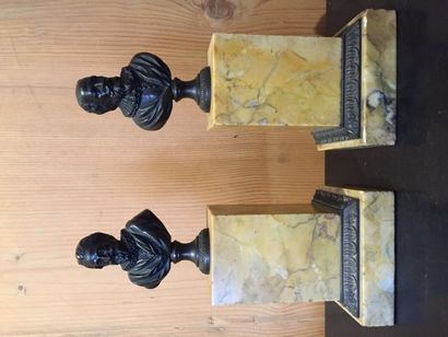 null Henri IV et Sully, bustes en bronze à patine brune sur des colonnes parallélépipédiques...