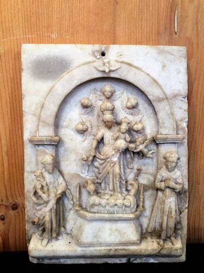 null Europe du Nord, plaque en albâtre sculptée représentant la Vierge et l’Enfant...
