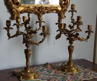 null Grande paire de candélabres dans le style Louis XV en bronze doré, orné de feuillages...